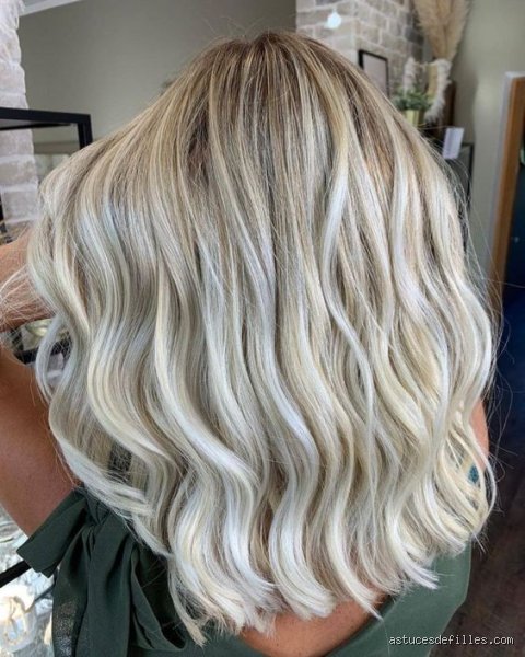 Quelle couleur faire avec des mèches blondes ?