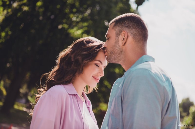 Was bedeutet ein Kuss auf die Lippen? Bedeutung, Psychologie und Wirkung
