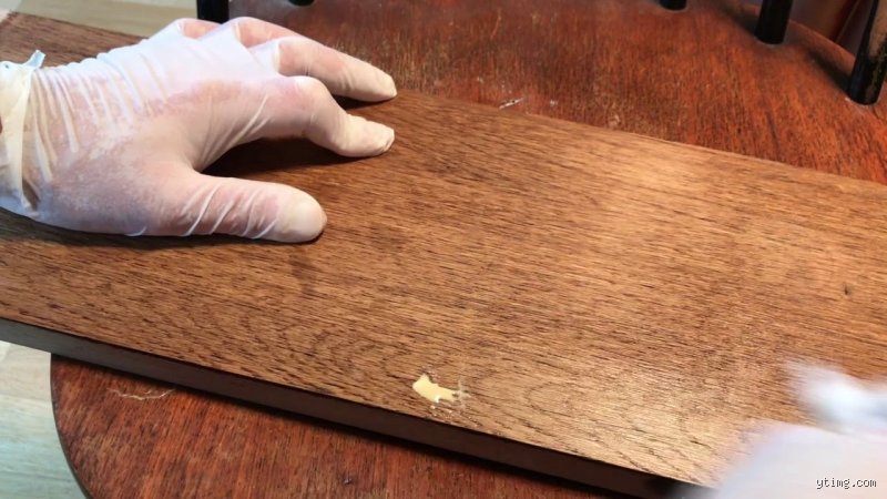 Comment savoir si le bois est vernis ou huilé ?