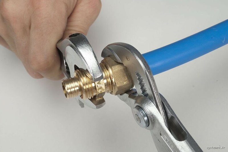 Comment raccorder deux tuyaux sans soudure ?