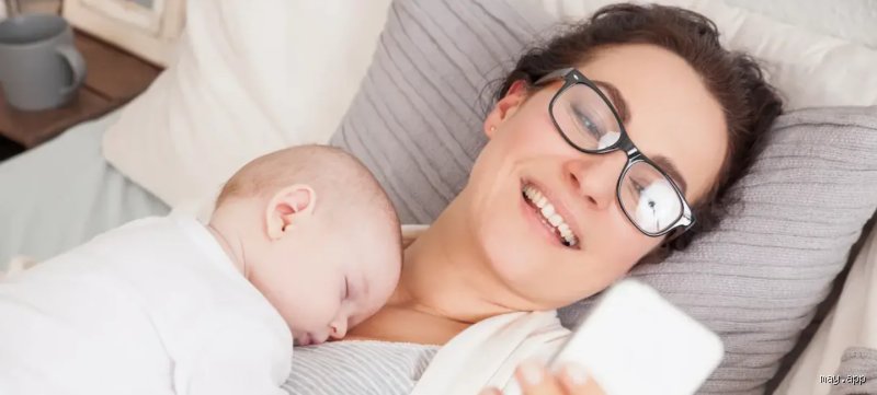 Est-ce grave si bébé dort sur moi ? Ce qu'il faut savoir