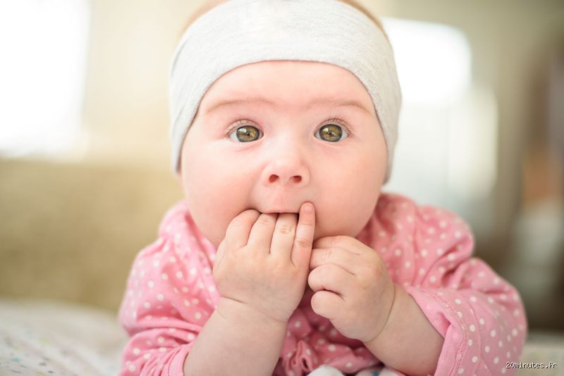Pourquoi bébé met son poing dans la bouche ?