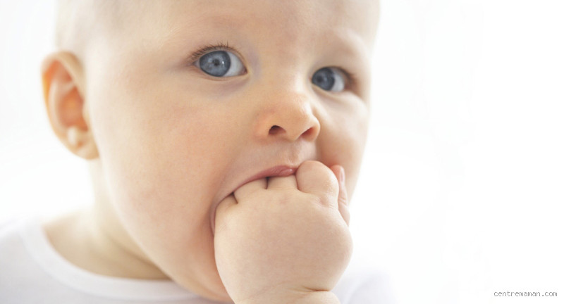 Pourquoi mon bébé met ses mains dans sa bouche ? Une habitude pleine de sens