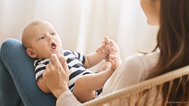 Quand un bébé fait Areuh ? Tout savoir sur les premières vocalises
