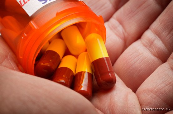 Quel médicament tue les bactéries ? Le guide complet sur les antibiotiques et l'arsenal thérapeutique moderne