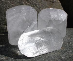 Est-ce que la pierre d'alun contient du sel d'aluminium ?