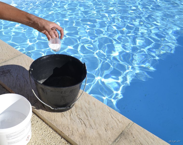 Peut-on se baigner après avoir ajouté du pH plus ? Le guide pour ne pas transformer sa piscine en bain d'acide