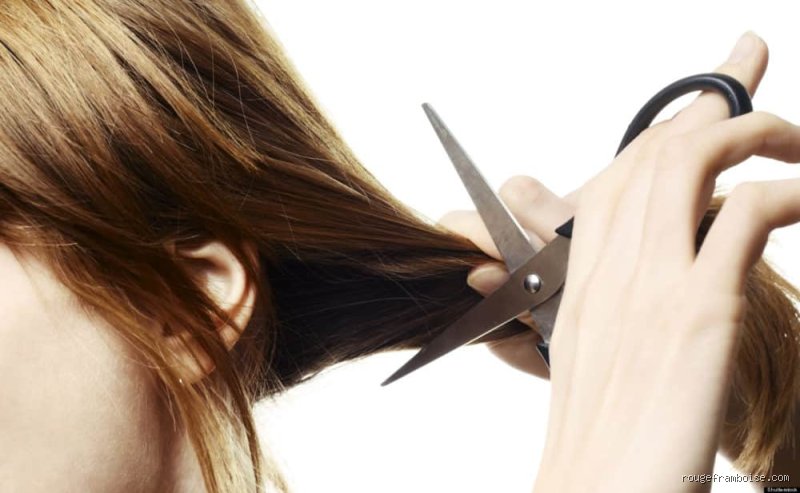 Pourquoi il ne faut pas se couper les cheveux soi-même : les véritables risques à connaître