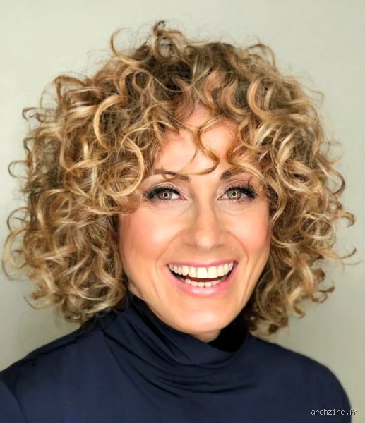 Quelle coupe pour les cheveux frisés après 50 ans : Trouver la forme qui vous sublime vraiment