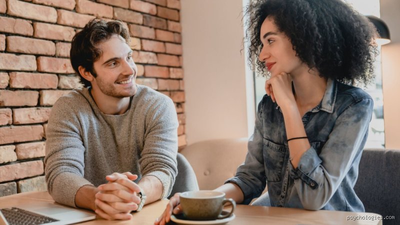 Comment appelle-t-on le fait, pour quelqu'un, d'aimer s'écouter parler : au-delà du narcissisme, le vrai nom de ce travers
