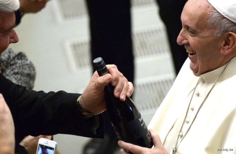 Le pape François aimait-il le vin ? Enquête sur le rapport complexe entre le Saint-Siège et la vigne