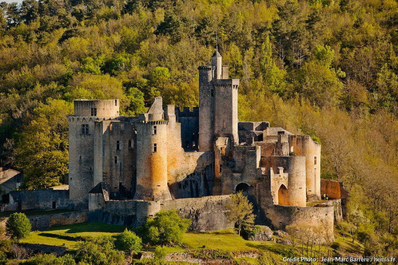 Quel est le plus vieux château en France ? Découvrez l'histoire fascinante