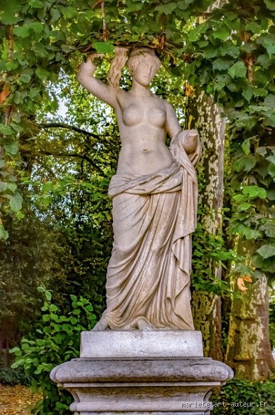 Qui est la déesse grecque des rêves ? Voyage au cœur de l'onirisme antique et de ses mystères nocturnes
