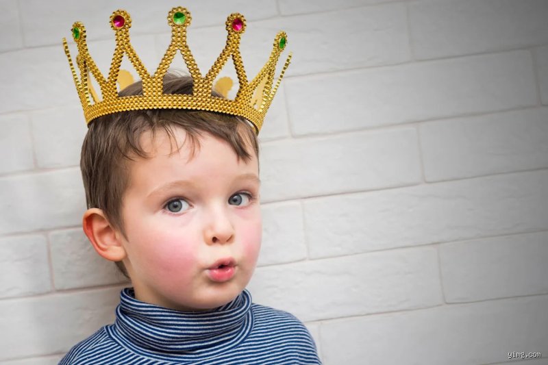Royal est-il un prénom masculin ? Origines, tendances et secrets d’un choix audacieux