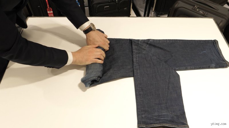 Faut-il rouler les jeans pour faire sa valise ou rester fidèle au pliage traditionnel pour gagner de la place ?