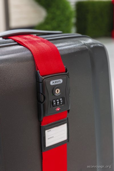 Pourquoi mettre une sangle autour de sa valise : l'accessoire négligé qui sauve pourtant vos vacances du désastre logistique