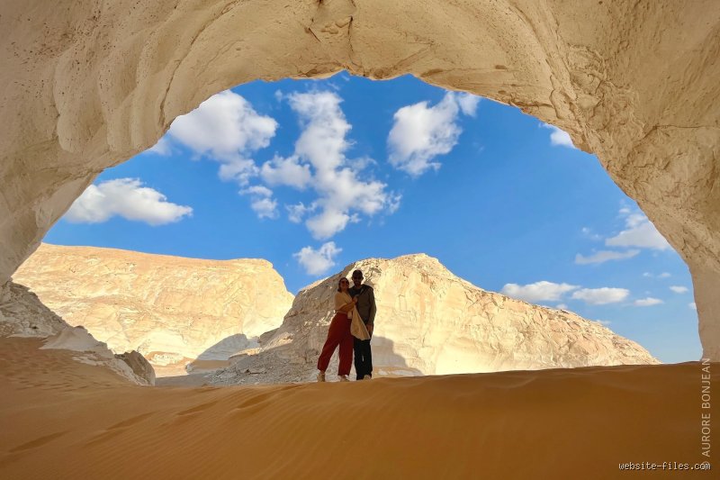 Pourquoi ne puis-je pas porter de blanc en Égypte ? La réalité sans fard sur le code vestimentaire du voyageur