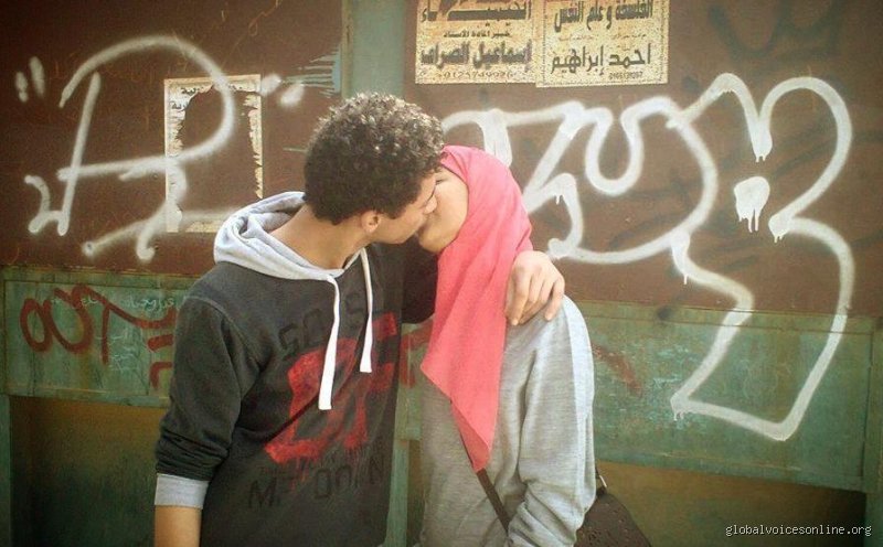 Puis-je embrasser ma copine en Égypte ? Le guide sans filtre sur l’affection publique au pays des Pharaons