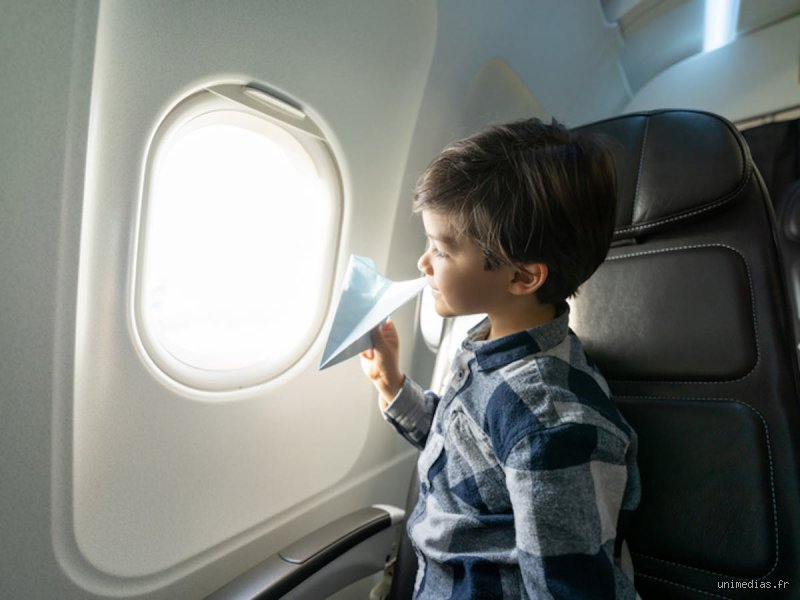 Quelle est la limite d’âge pour prendre l’avion : règles secrètes et vérités médicales sur les vols seniors