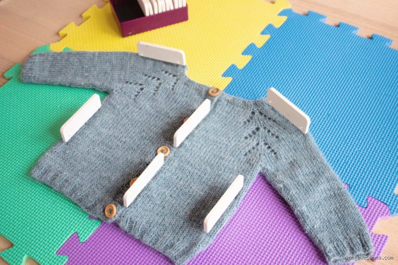 Comment faire le blocage d'un tricot ? Le guide technique pour transformer vos ouvrages informes en pièces de haute couture