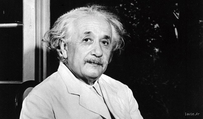 Quel scientifique célèbre croit en Dieu ? Enquête sur ces génies qui ont concilié microscope et prière