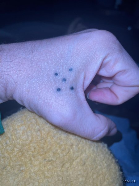 Tatouage des 5 points sur la main : décryptage complet d'un symbole aux multiples visages entre marginalité et esthétique