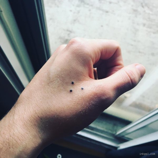 What does a 3 dot tattoo on the finger mean?