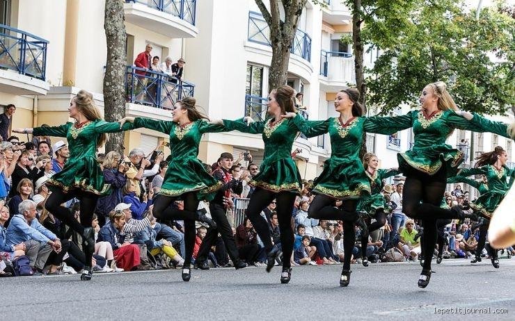 Pourquoi les danseurs irlandais gardent-ils les bras le long du corps ? Le secret de l'isolation