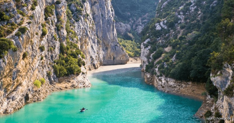 Où devrais-je aller en France en août pour éviter la foule tout en profitant du soleil estival ?