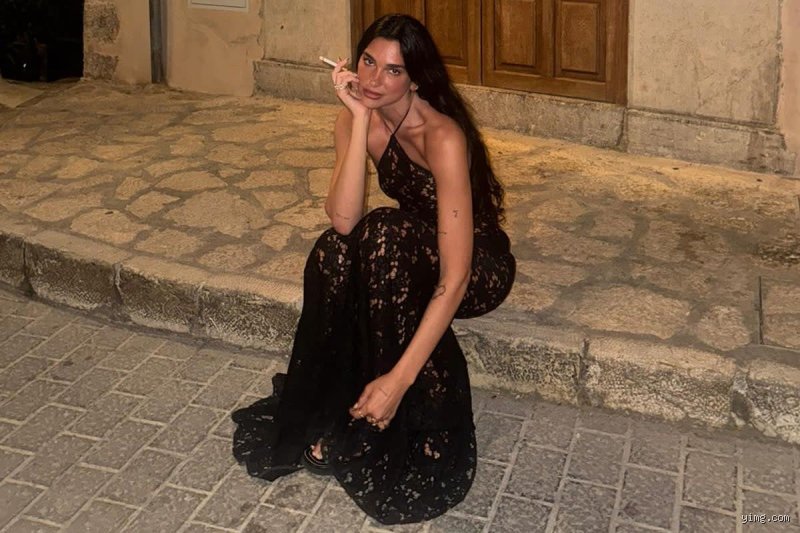 Is Dua Lipa a smoker ? Entre mythes de popstar, aveux et santé vocale, on démêle le vrai du faux