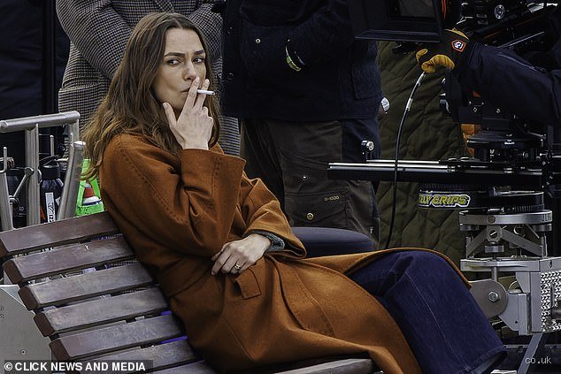 Is Keira Knightley a heavy smoker ? Entre rumeurs de plateau et réalité, on fait enfin le point complet