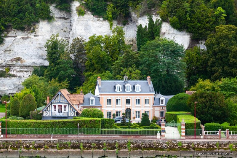 Où a grandi Valérie Lemercier ? Entre les champs de lin de Gonzeville et l'austérité d'une Normandie terrienne