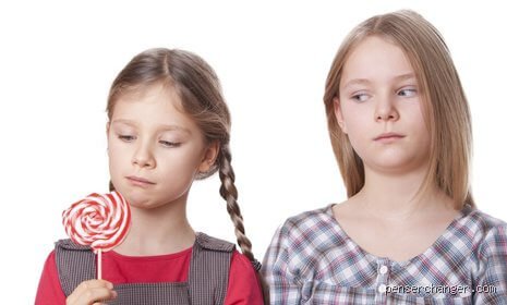 Pourquoi envier quelqu'un : les vrais mécanismes psychologiques et neurobiologiques d'un sentiment tabou