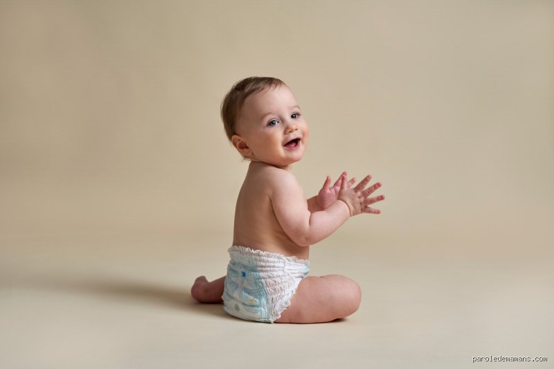 Quel âge bébé fait bravo : le calendrier secret de cette étape motrice qui rend les parents complètement gagas