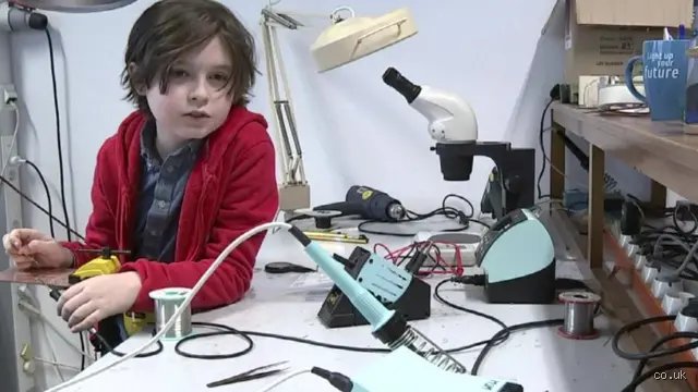 Quel est l’âge du plus jeune génie au monde et comment la science définit-elle ce seuil de précocité absolue ?