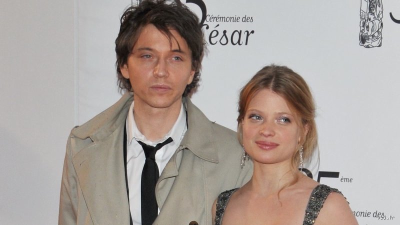 Quelle est la vie privée de Raphaël ? Entre discrétion absolue et éclats médiatiques avec Mélanie Thierry
