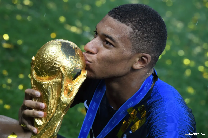 À quel âge Mbappé a-t-il commencé à briller sur les terrains ?
