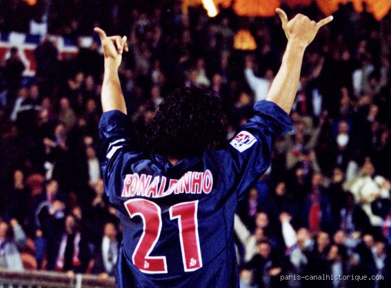 Qui porte le numéro 21 au PSG ? Plongée dans l'histoire et l'actualité d'un maillot emblématique
