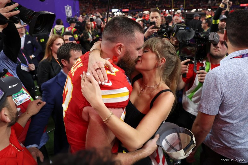 L’instant de grâce capté par les micros : What did Taylor Swift say to Travis Kelce after the Super Bowl et pourquoi ce murmure a brisé Internet ?
