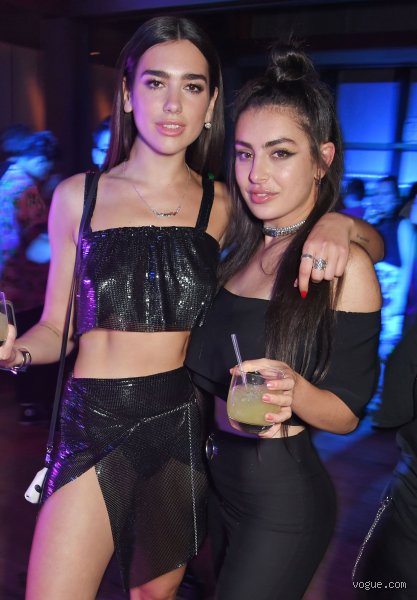 Who is Dua Lipa's bff ? Entre tapis rouges et confidences, l'identité de sa garde rapprochée passée au crible