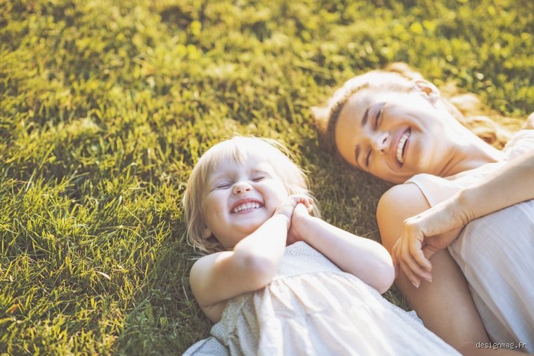Définir ce qu'est réellement une enfance heureuse : au-delà des jouets et des vacances