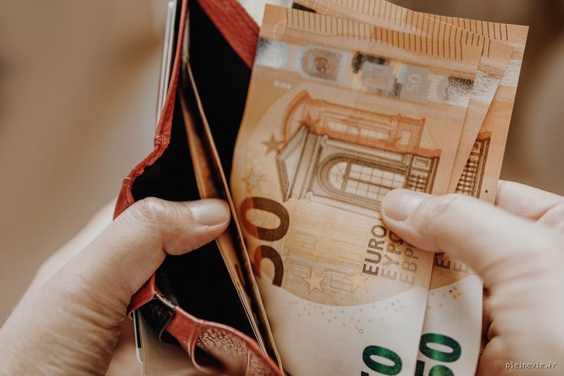 Combien d'argent liquide pouvez-vous retirer à la banque en une journée : tout ce que les banquiers ne vous disent pas au guichet
