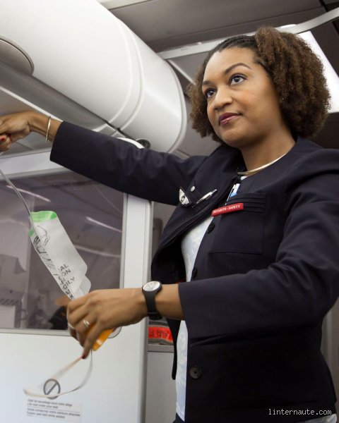 Une fille mesurant 1,65 m peut-elle être hôtesse de l'air ? Le guide complet sur les critères de taille en cabine
