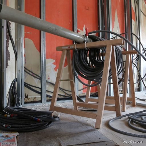Comment Faire Tenir une Gaine Électrique : Les Secrets d'une Fixation Durable et Discrète