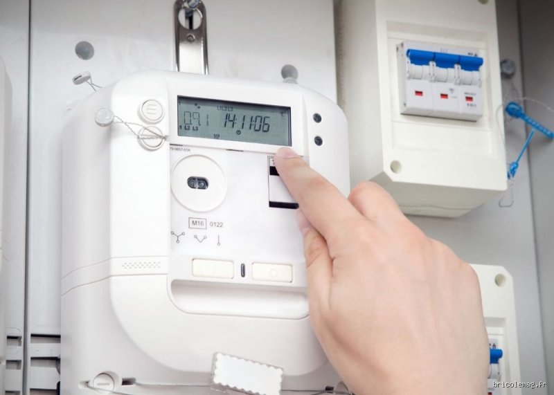 Où doit être placé le compteur électrique dans une maison ?