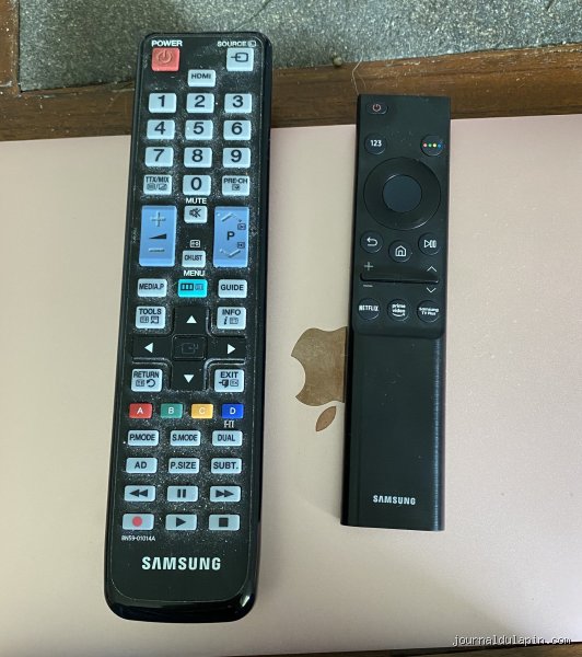 Où se trouve le bouton de réglage de la luminosité sur une télécommande de télévision pour stopper la fatigue oculaire ?