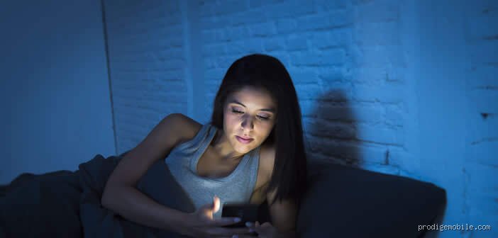 Vaut-il mieux éteindre son téléphone la nuit ou le laisser allumé ? Entre mythes de batterie et réalités physiologiques, le verdict tranché