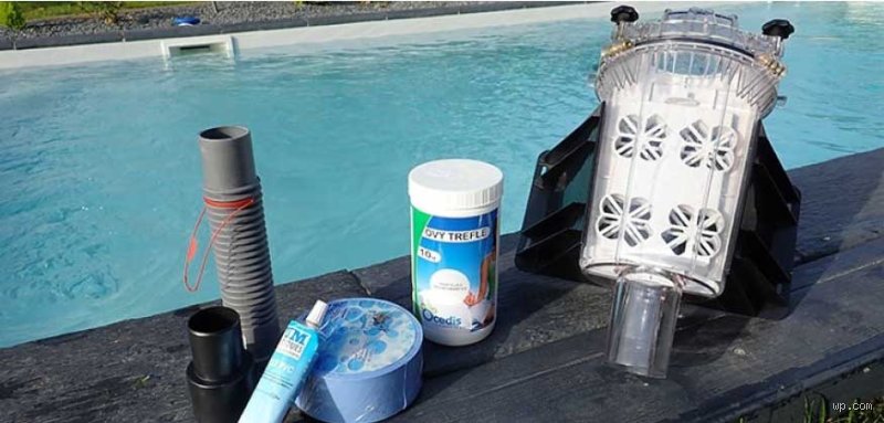 Comment déchlorer l'eau de ma piscine ? Le guide technique complet pour faire baisser le taux de chlore rapidement