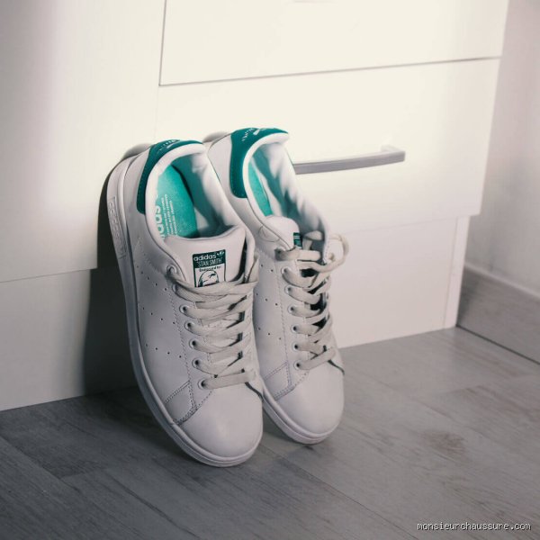 Comment enlever le jaune des Stan Smith ?