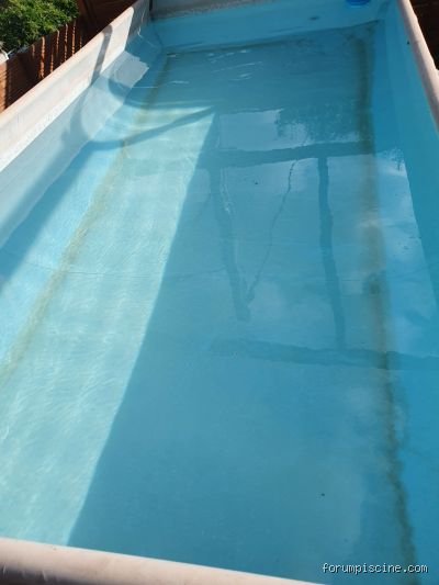 Comment enlever les dépôts brunâtres au fond d'une piscine : le guide complet pour retrouver une eau cristalline sans vider son bassin